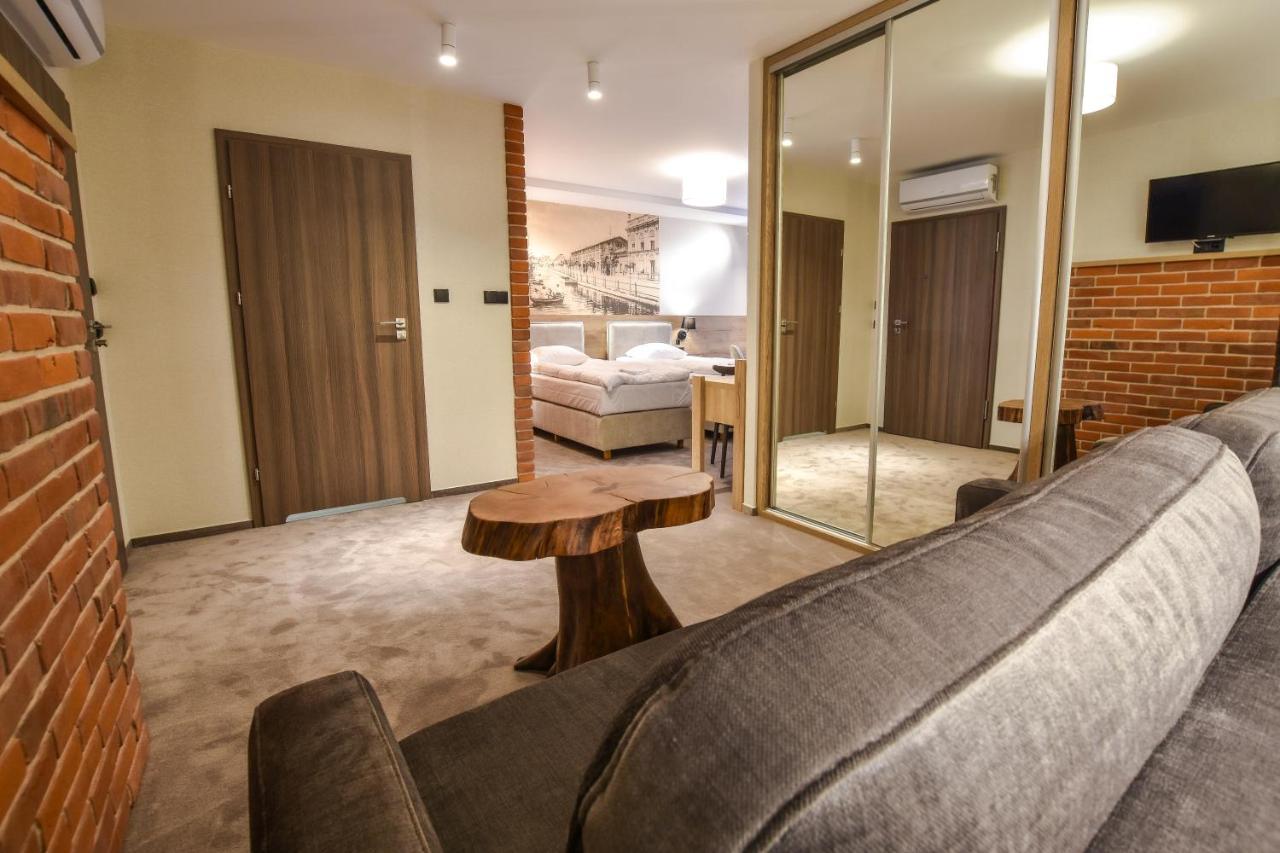 Strzelnica Hotel I Restauracja สตาโรการ์ด กดังสกี ภายนอก รูปภาพ
