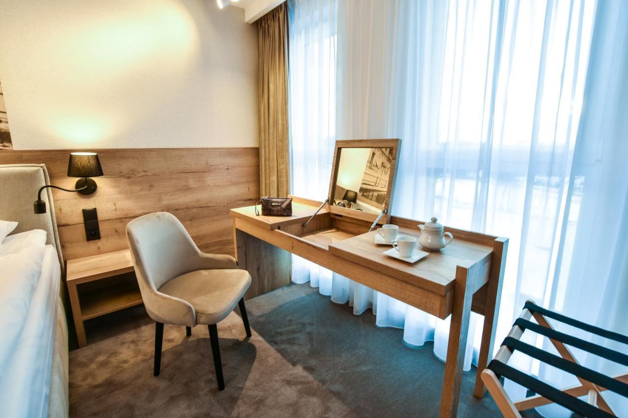 Strzelnica Hotel I Restauracja สตาโรการ์ด กดังสกี ภายนอก รูปภาพ